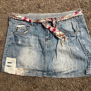 💙 Y2K Denim Mini Skirt – Floral Belt + Patchwork Details